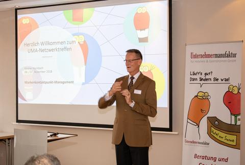 Didier Morand eröffnet das Netzwerktreffen 2018 im Kloster Hornbach und begrüßt die Teilnehmer.