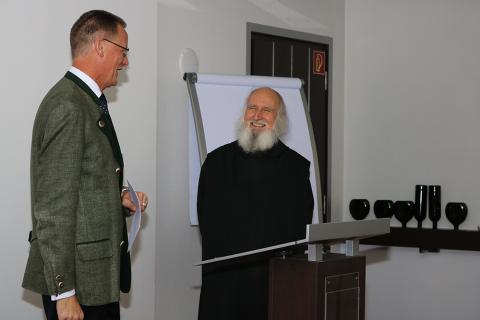 Bei der Begrüßung und Vorstellung von Pater Anselm Grün durch UMA-Berater Didier Morand haben beide sichtlich Spaß.